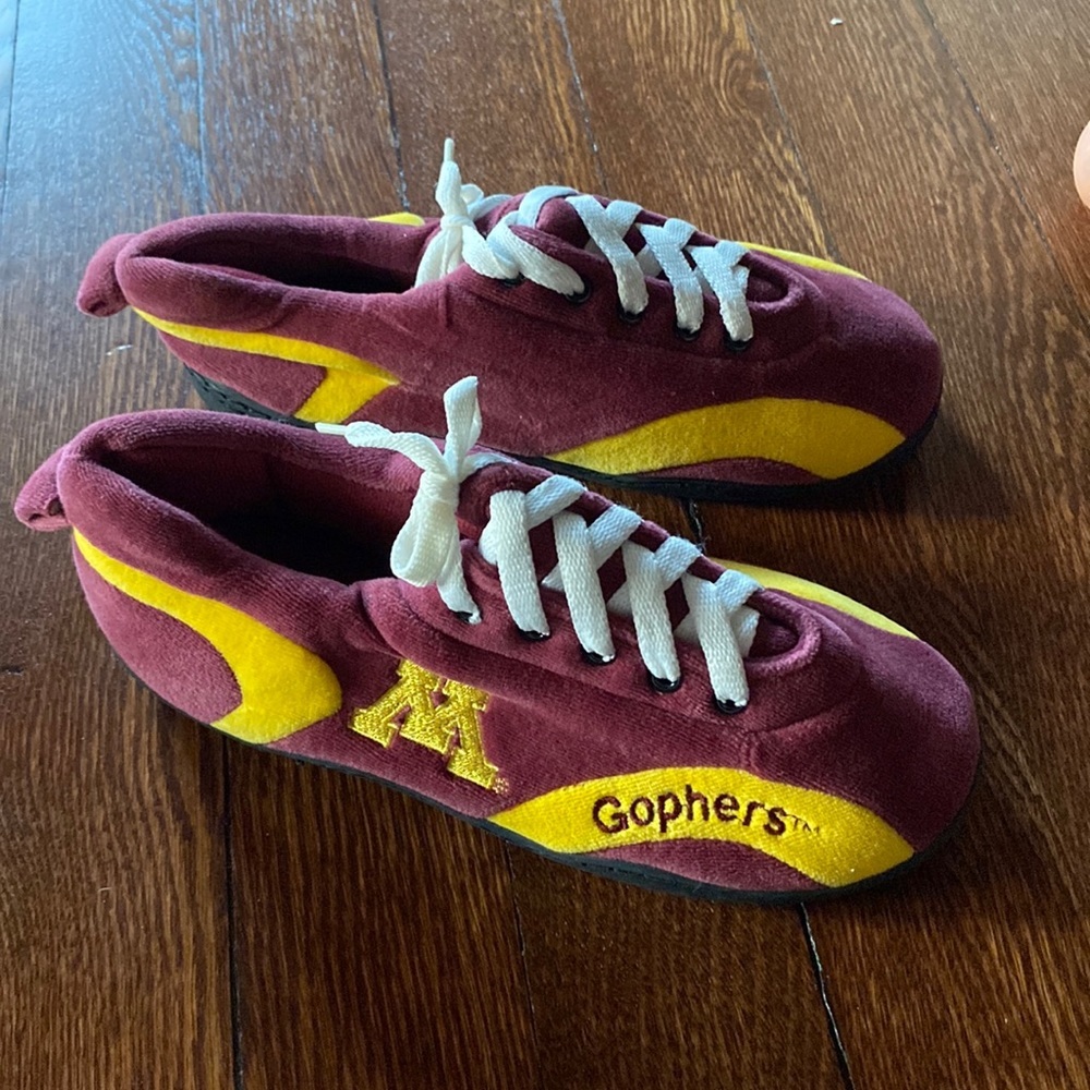 Comfy Feet Wildcats Slippers SIZE 7-8